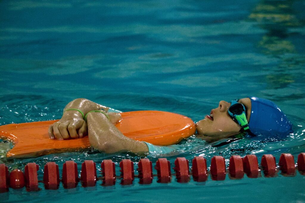 Cours de natation jeune sauveteur
